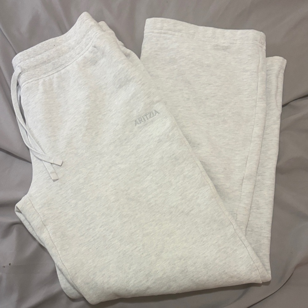 Aritzia Light Heather Sweatpants in Pale Gray